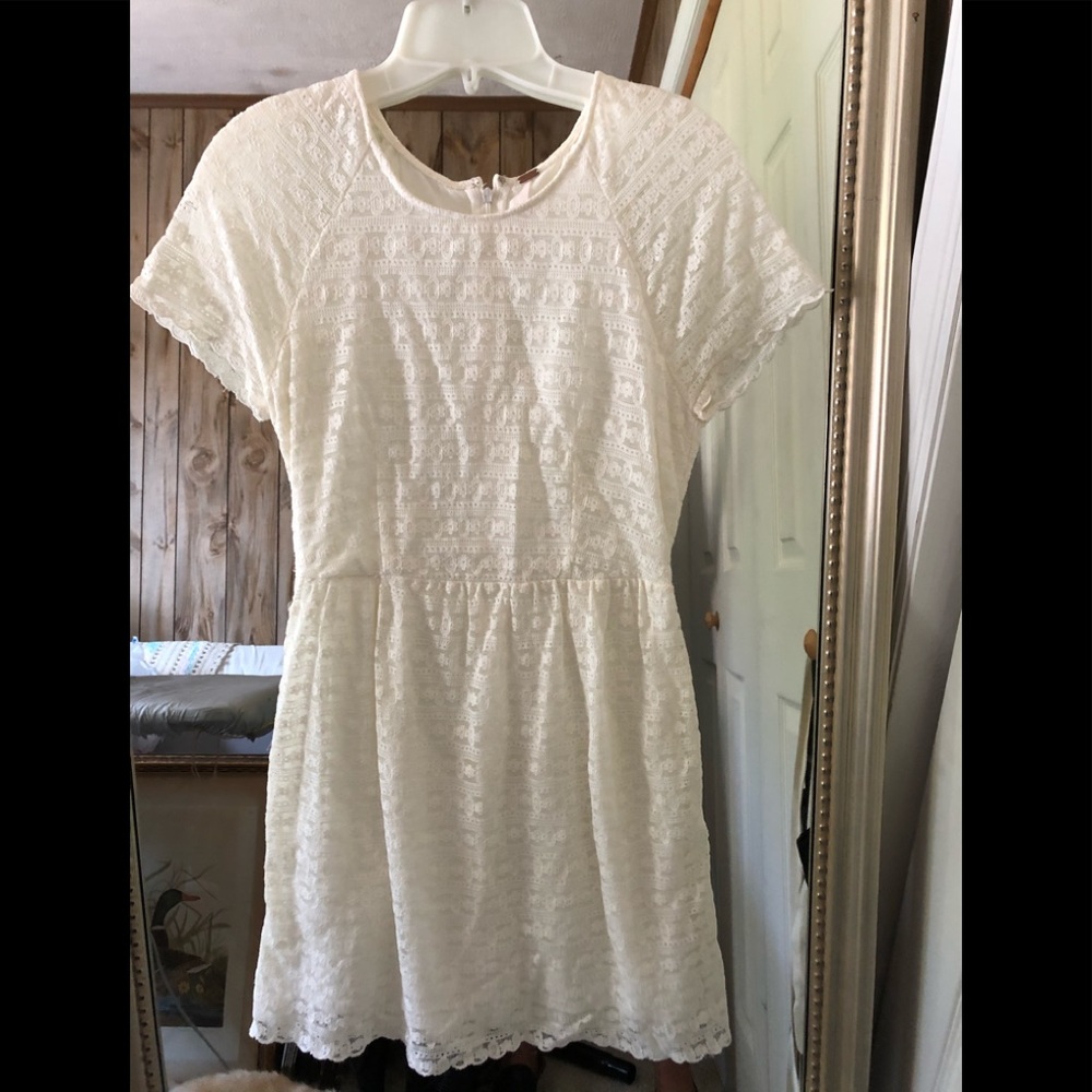 Short sleeve lace dress